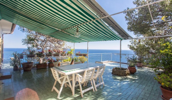 Stunning Views Pool & Direct access to the Sea