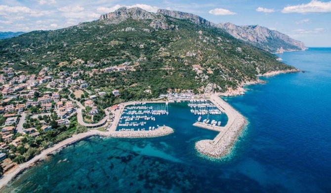 Santa maria navarrese con giardino e vista mare