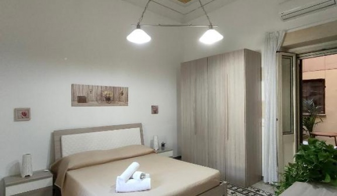 Antico Scirocco House, 500 mt from the beach, close to Ortigia historic center