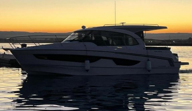 Beneteau Bed & Boat