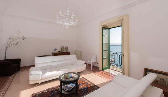 DUOMO SEA SIDE DELUXE APARTMENT